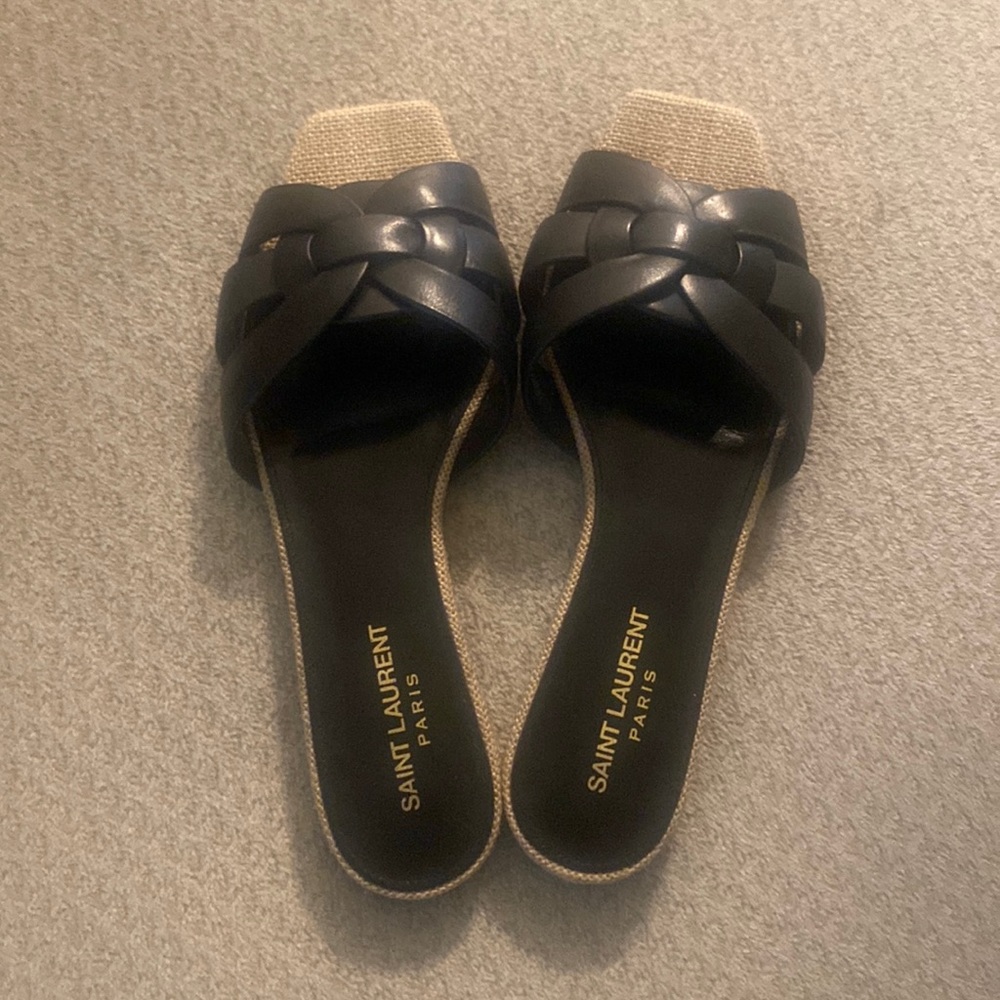 US 7.5| Woven Leather | Minimalist | 0.2" flat heel
Slide on style
Made in Italy